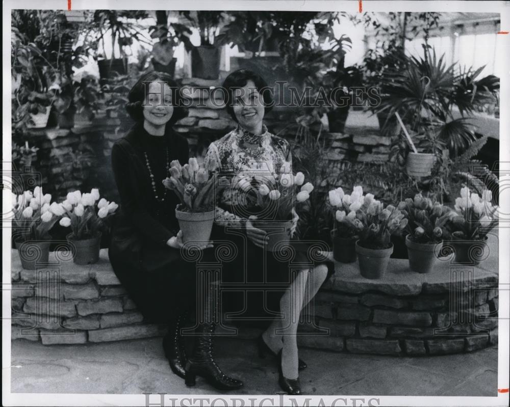 1976 Press Photo Mrs. Constantine Papas Mrs. John Janas - cva32513 - Historic Images