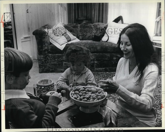 1979 Press Photo Mrs. Margarit Israela with her children - Historic Images