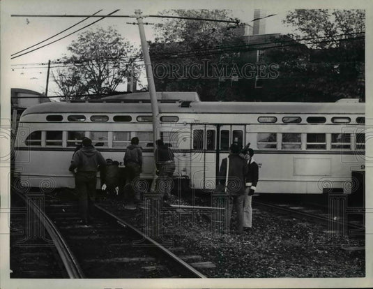 1974 Press Photo Shaker road trolley derailment in Cleveland - Historic Images