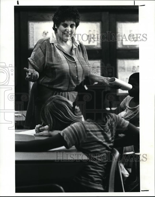 1987 Press Photo Jacqueline O'Berg, teacher at Wm. Rainey Harper Elem. School - Historic Images