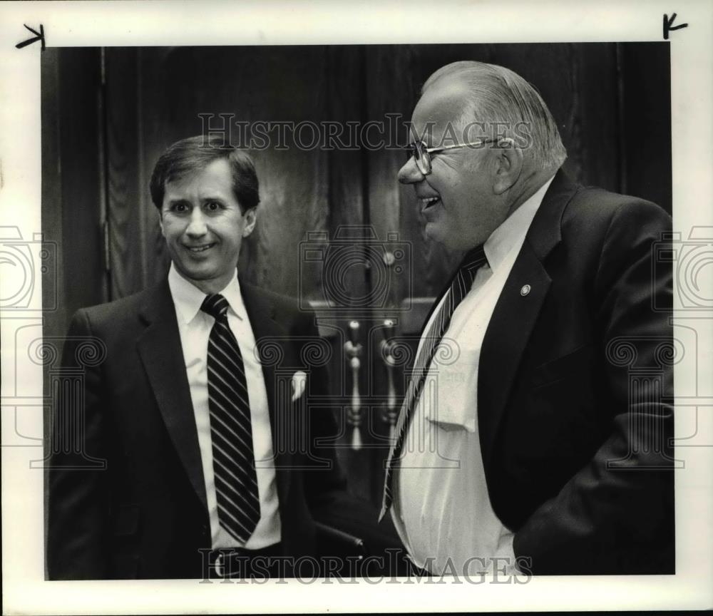 1985 Press Photo William Rusak Firestone Vice Pres./Labor Relation &amp; Milan Stone - Historic Images
