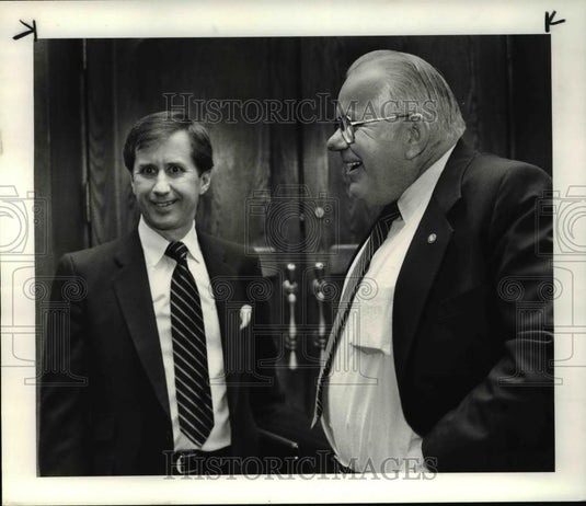 1985 Press Photo William Rusak Firestone Vice Pres./Labor Relation & Milan Stone - Historic Images