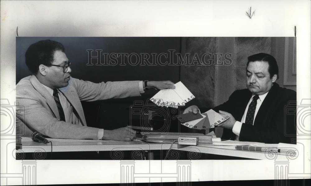 1984 Press Photo Fred Holiday Cleveland School Supt. shows colos samples - Historic Images