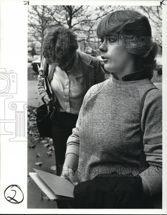 1984 Press Photo Missy Johnson, former best friend of Tina Resch, who holds head - Historic Images
