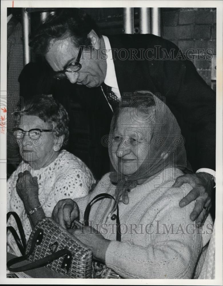 1977 Press Photo Mayor Perk at Golden Age meeting at Immaculate Heart of Mary - Historic Images