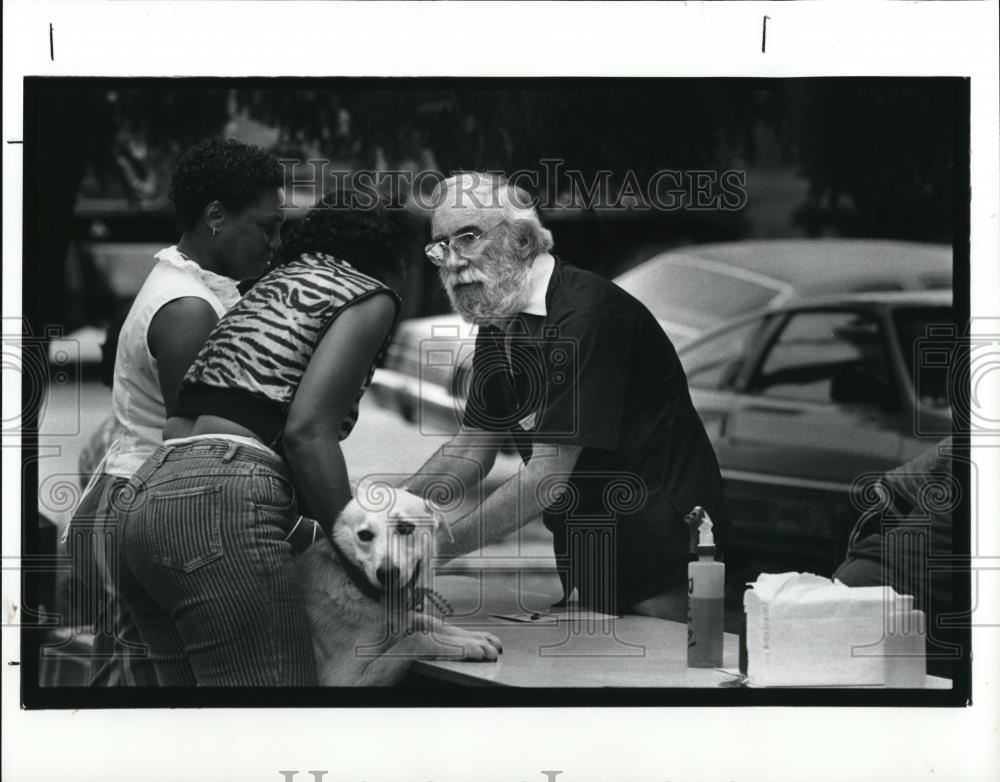 1986 Press Photo Dr. D.A. Richards Checks Dog at Free Animal Clinic St. Phillips - Historic Images