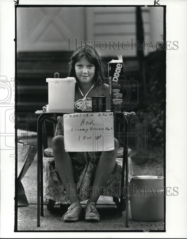 1983 Press Photo Laura Linder, 10 selling Kool-Aid &amp; Creamy Freezer pops - Historic Images