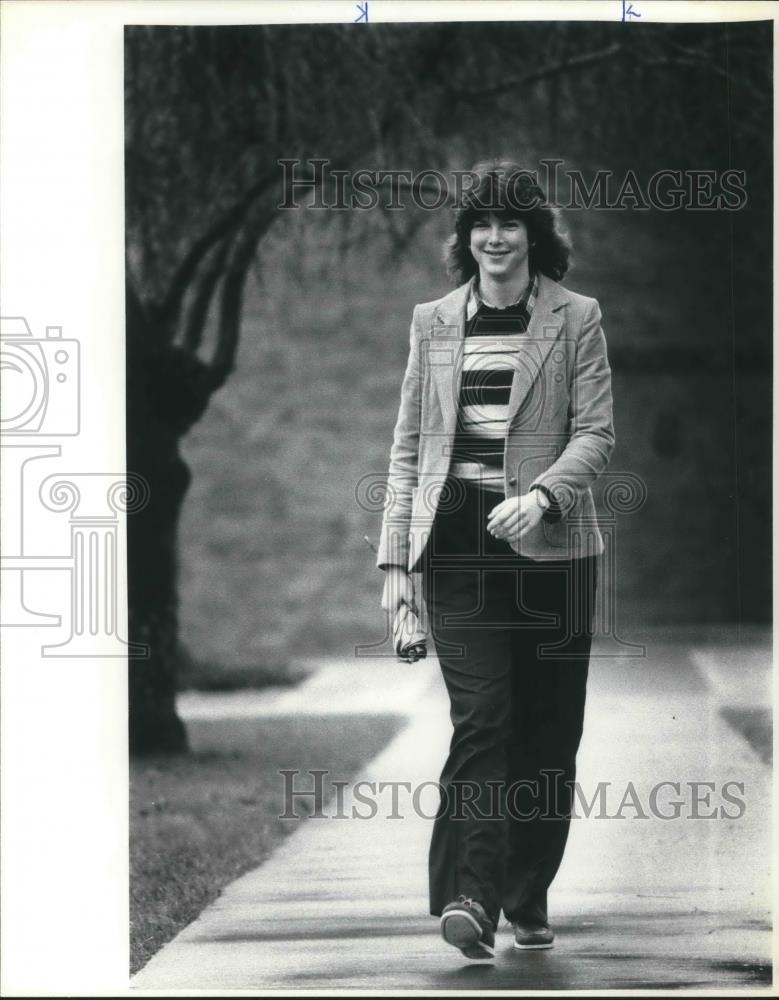 1980 Press Photo Kathy Bodin as she walks inside a campus - ora06380 - Historic Images