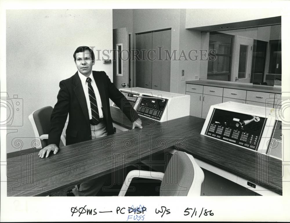 1986 Press Photo Canby Police Chief Gerald D. Giger dispatch Consoles - ora26514 - Historic Images