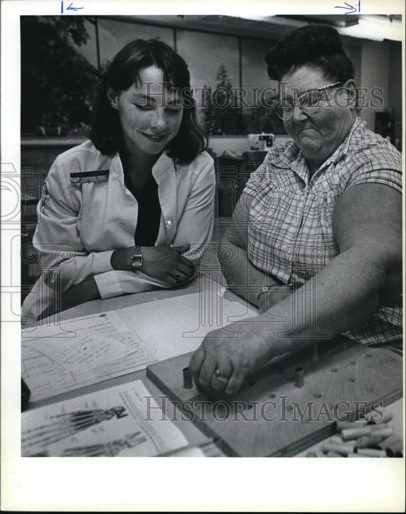 1983 Press Photo Sarah Doherty Observes Lena Konkright Working Dexterity Puzzle - Historic Images