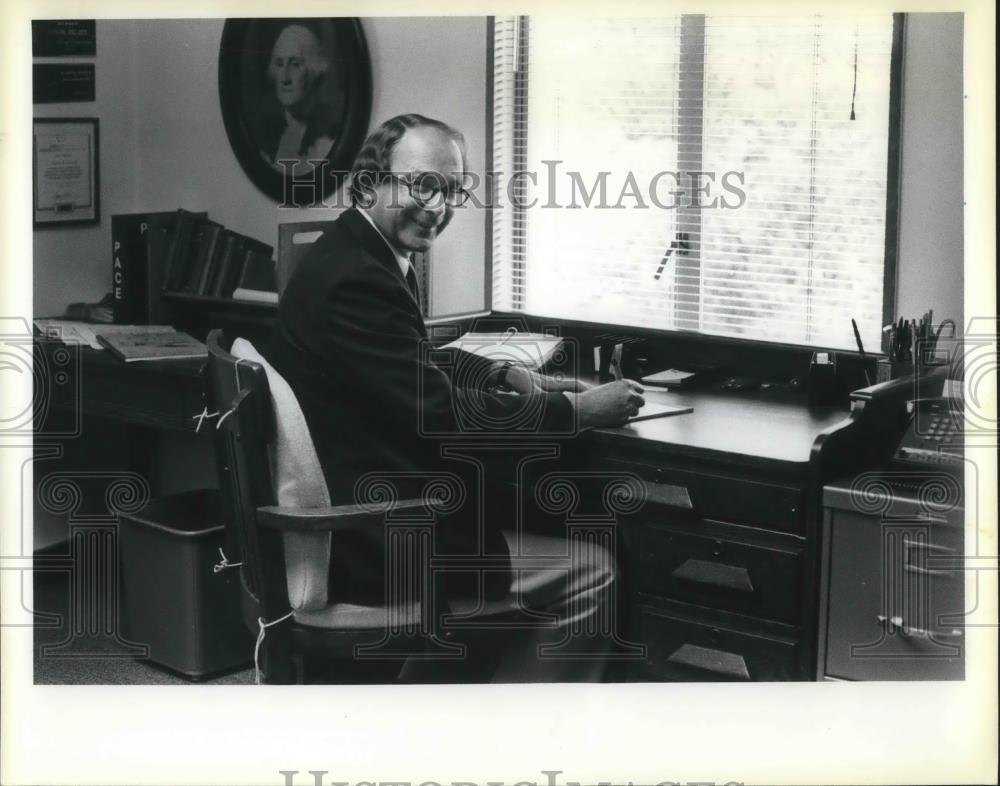 1981 Press Photo Oregon City Schools Superintendent Chuck Clemans - ora07089 - Historic Images