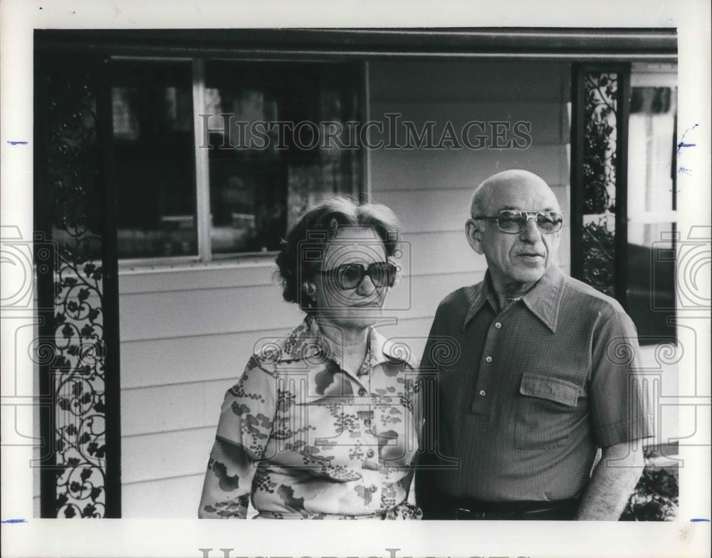 1978 Press Photo Sidney Brownstone and his wife in Aloha mobile home park. - Historic Images