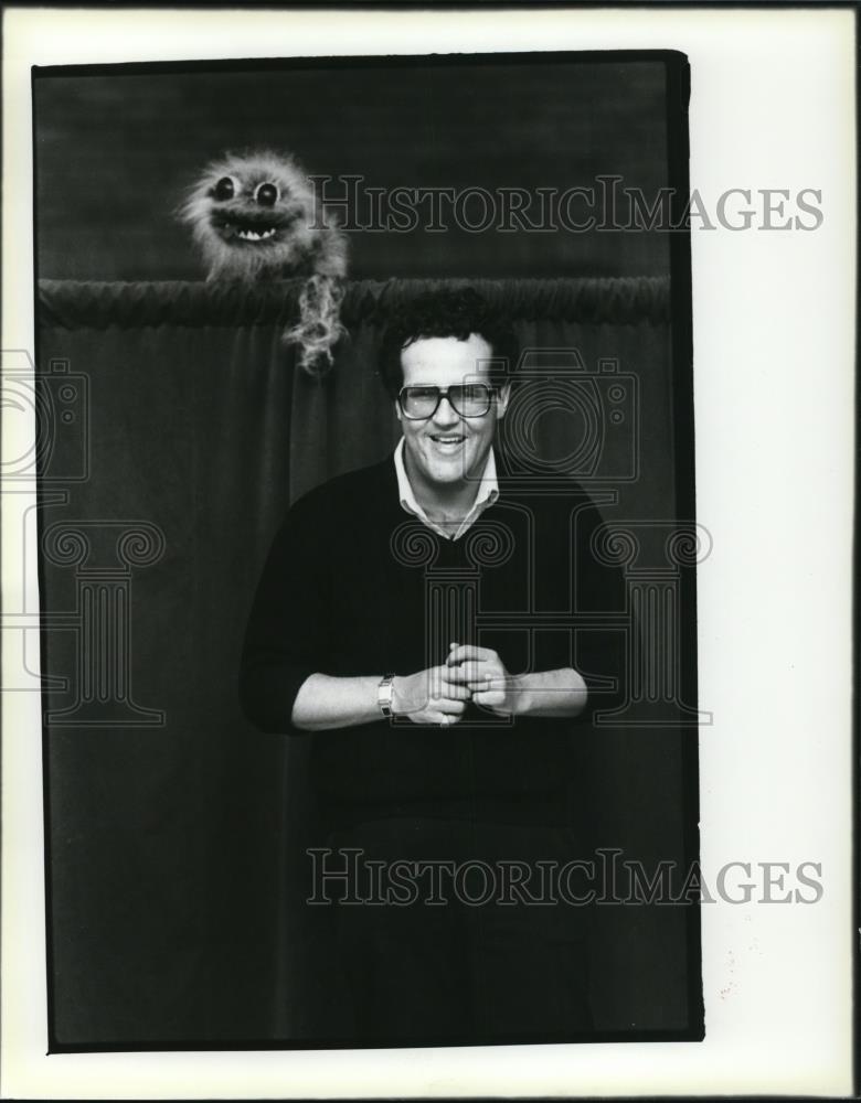 1985 Press Photo Keith Joseph member of Dickens Society performs with Booze-O - Historic Images