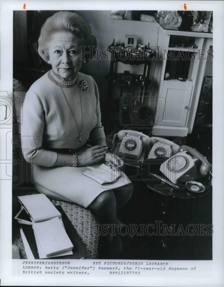 1977 Press Photo Betty Kenward 71-years-old doyeene of British Society Writers - Historic Images