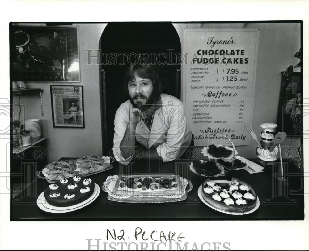 1985 Press Photo Gary Galland co-owner baker at Tyrone's Chocolate Fudge Cake. - Historic Images
