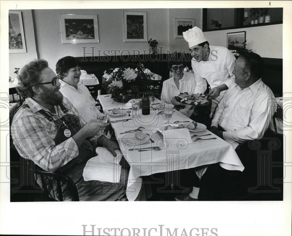 1982 Press Photo Chef Philippe Dupley, cater buffet Oregon Winegrowers Assoc - Historic Images