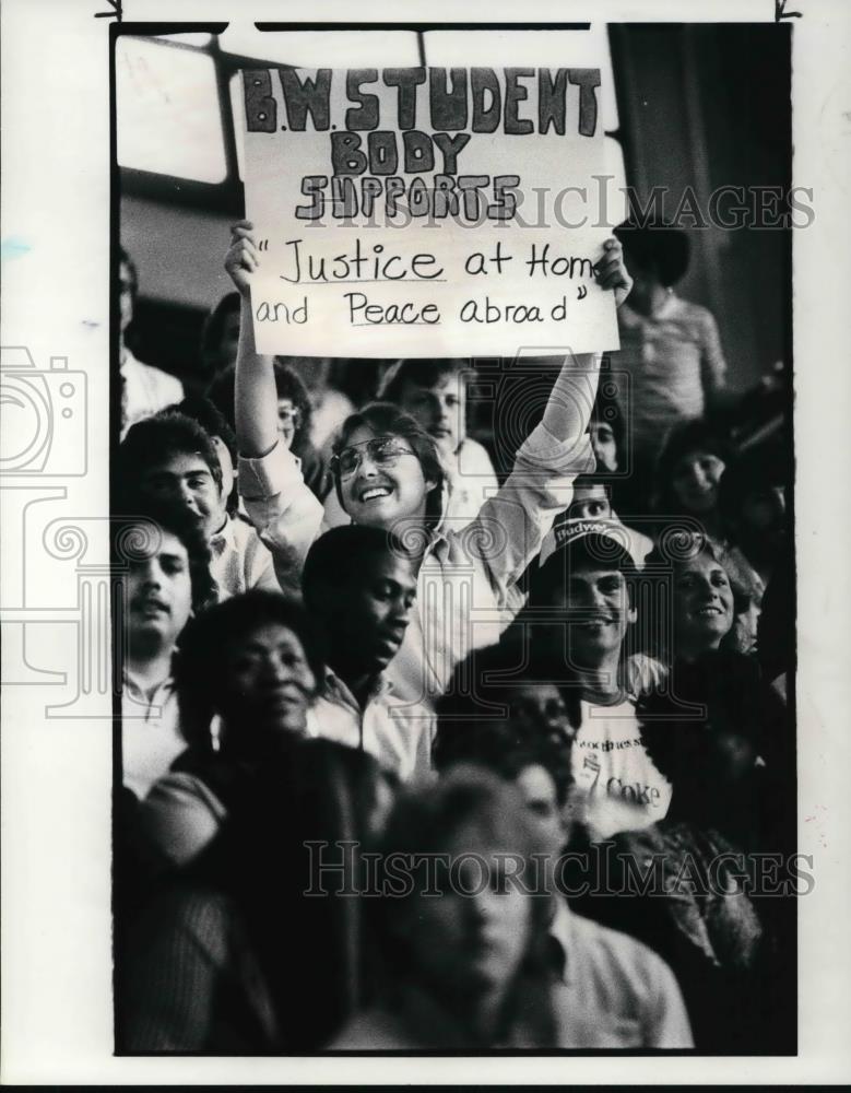 1984 Press Photo Grant Babcock holding sign at Baldwin Wallace College - Historic Images