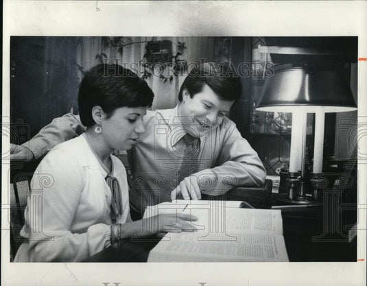 1977 Press Photo Mark and Barbara Real both Ohio bar passers - Historic Images
