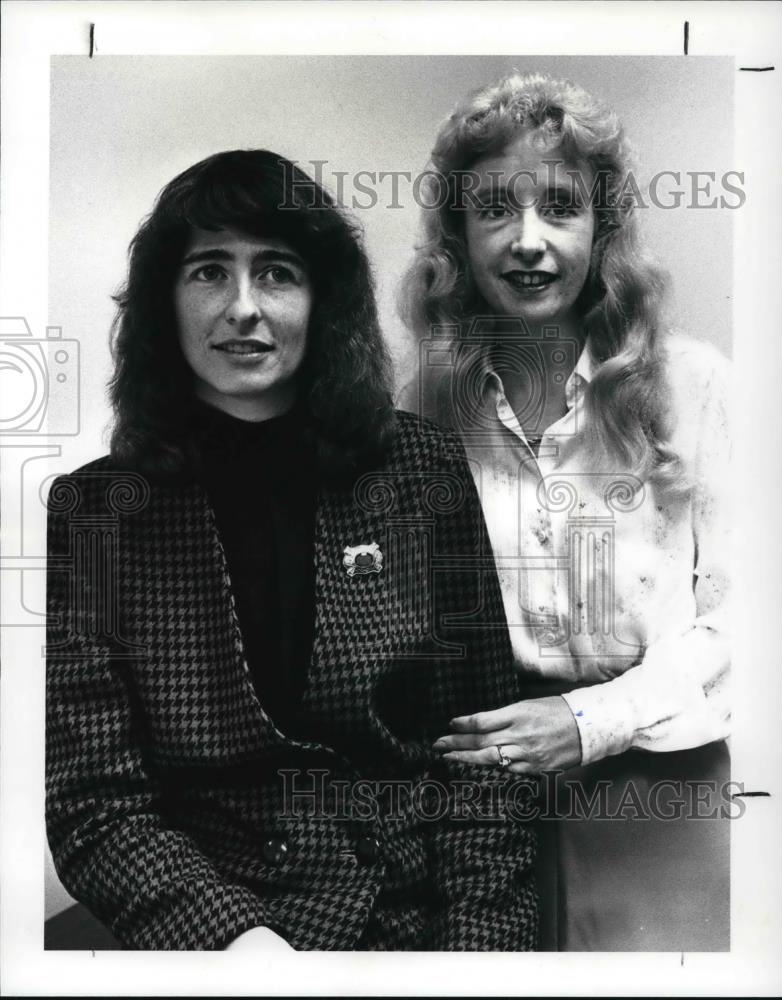 1987 Press Photo Susan McConnell &amp; Elizabeth Smith of the Better Business Bureau - Historic Images