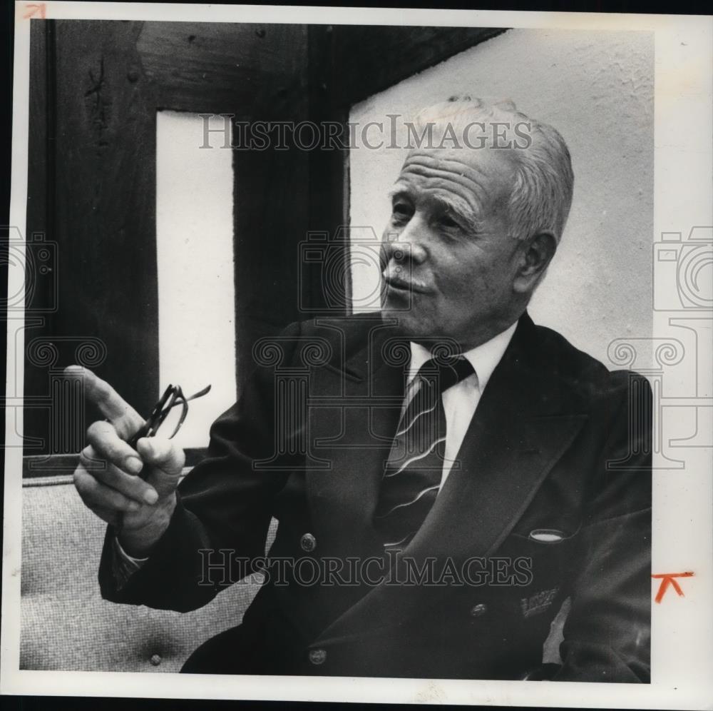 1981 Press Photo Retired English spy, Derek Lee at Hermit Cluber - Historic Images