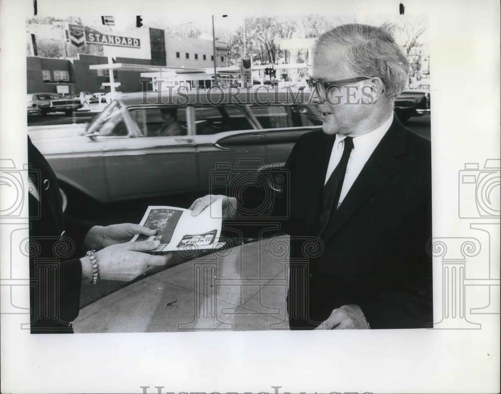 1970 Press Photo Henry Corbett passing out campaign literature - ora16893 - Historic Images