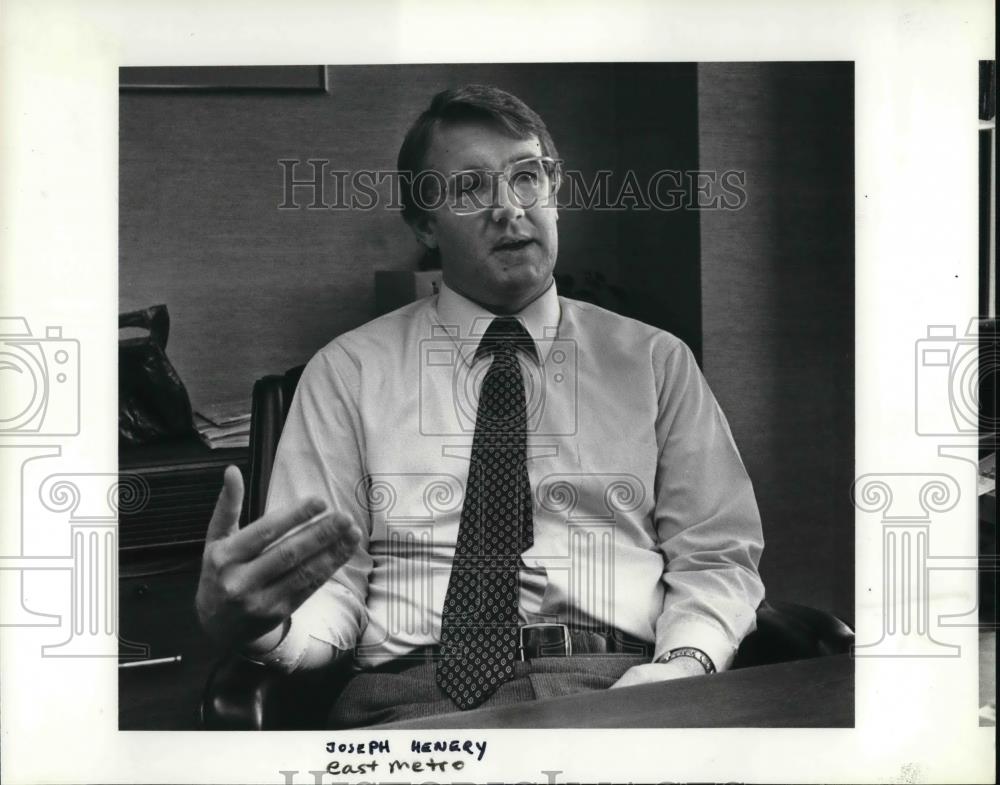 1984 Press Photo Joseph J. Henery, administrator of Gresham Community Hospital - Historic Images
