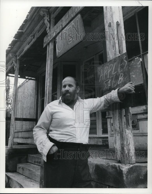 1977 Press Photo George Astro selling apples - Historic Images