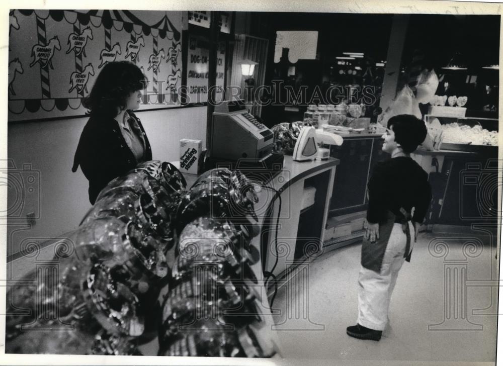 1980 Press Photo Shelly Flitcher, a short woman who works for Caramel Carrousel - Historic Images