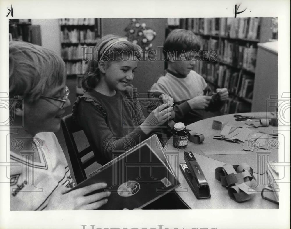 1984 Press Photo Students doing Christmas Ornament at Fairview Park Library - Historic Images