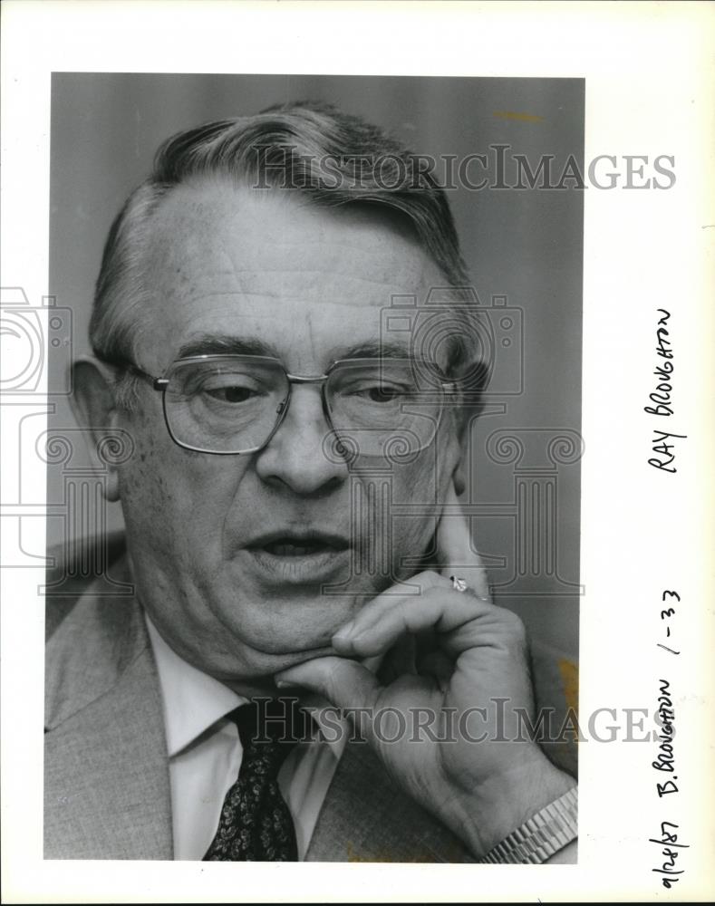 1987 Press Photo Ray M Broughton works for First Natl Bank of Oregon - ora00187 - Historic Images