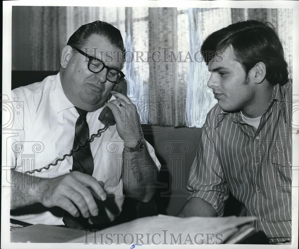 1972 Press Photo Paul Helton, a Milwaukie City Manager with Greg Madesh - Historic Images