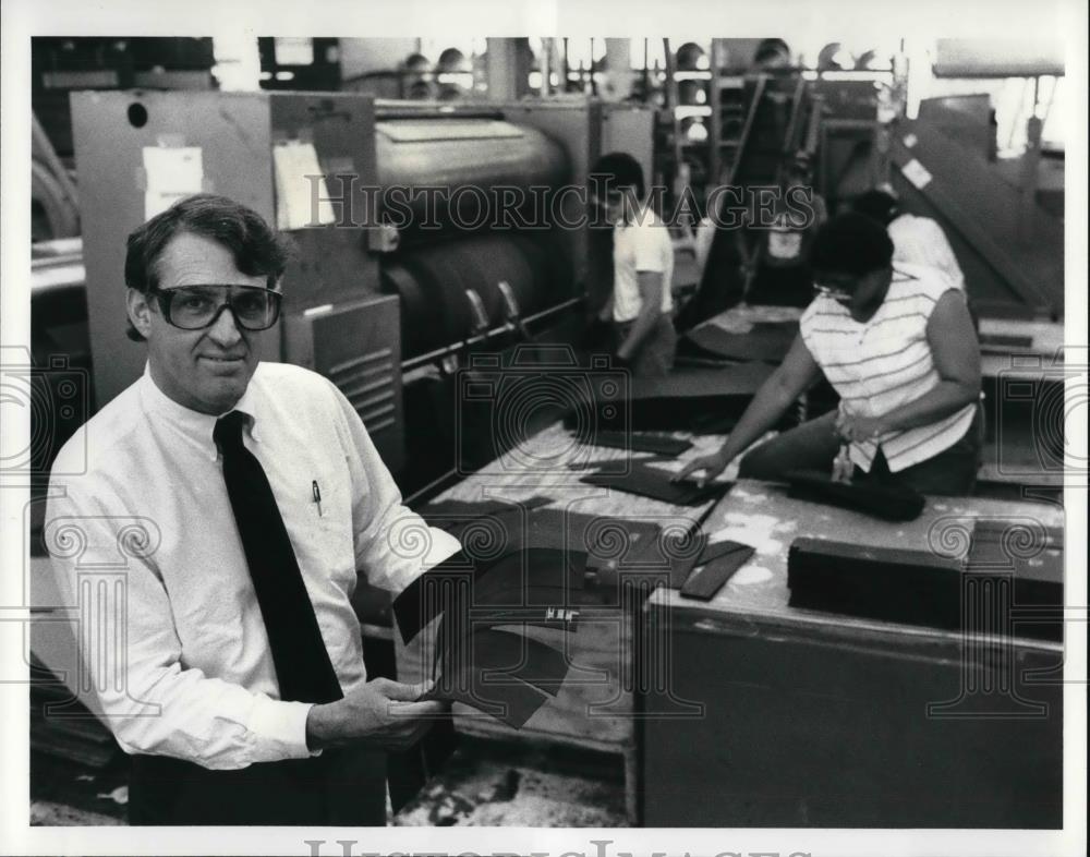 1987 Press Photo Dan Moore shows an example of the die cut expandable gaskets - Historic Images