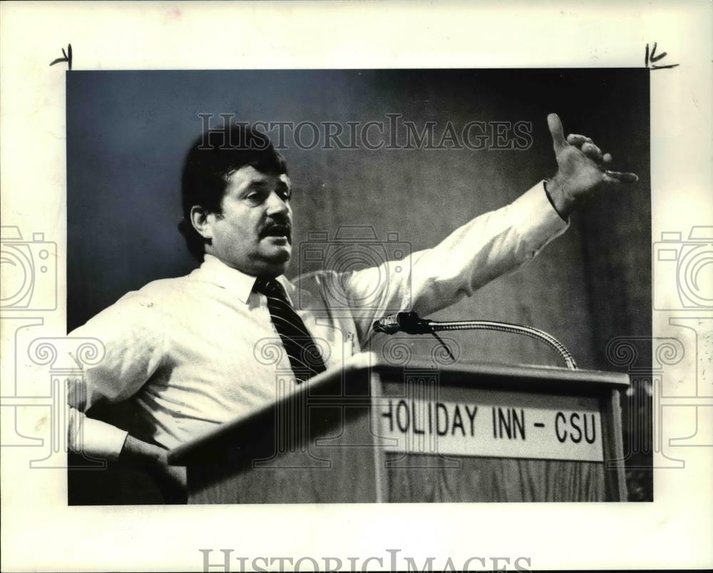 1984 Press Photo O.Harry Reilly Counseling cops on rape victims - Historic Images