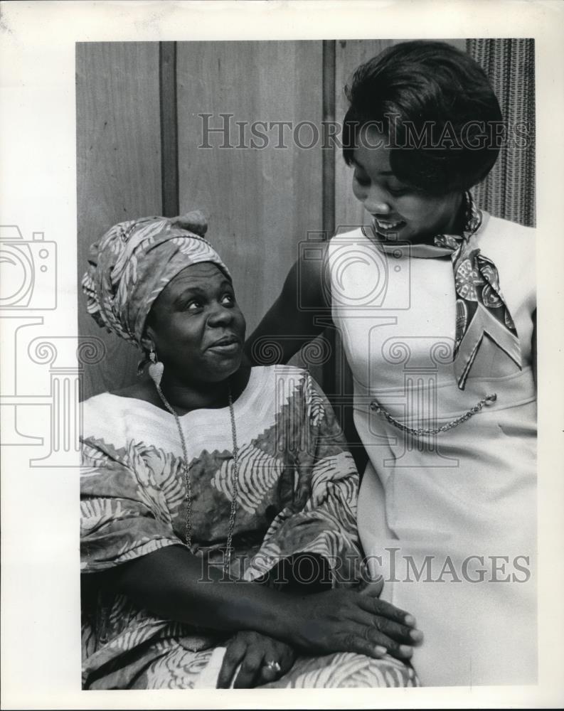 1969 Press Photo UN ambassador from Liberia Dr Angie Brooks &amp; Enid Hoff - Historic Images