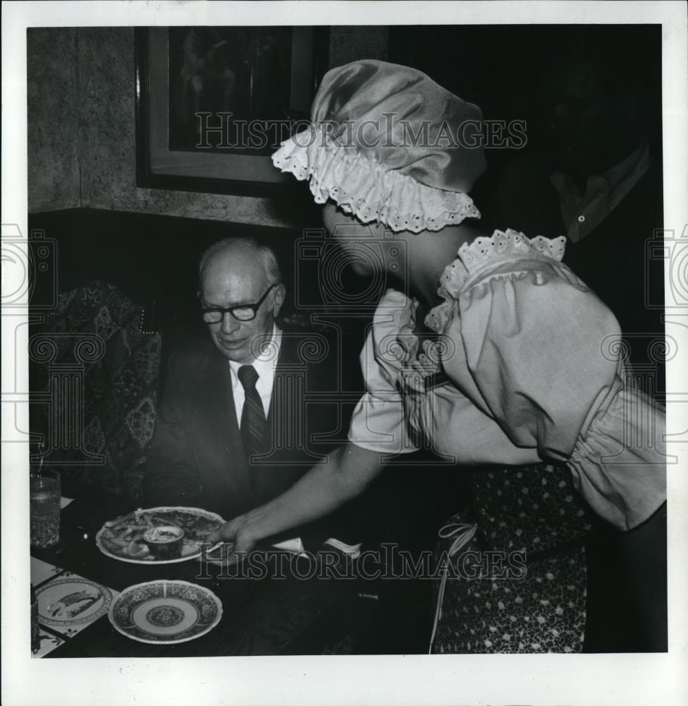 1975 Press Photo Elston Ireland & wench, who's Tibbie Dunbar? - ora40438 - Historic Images