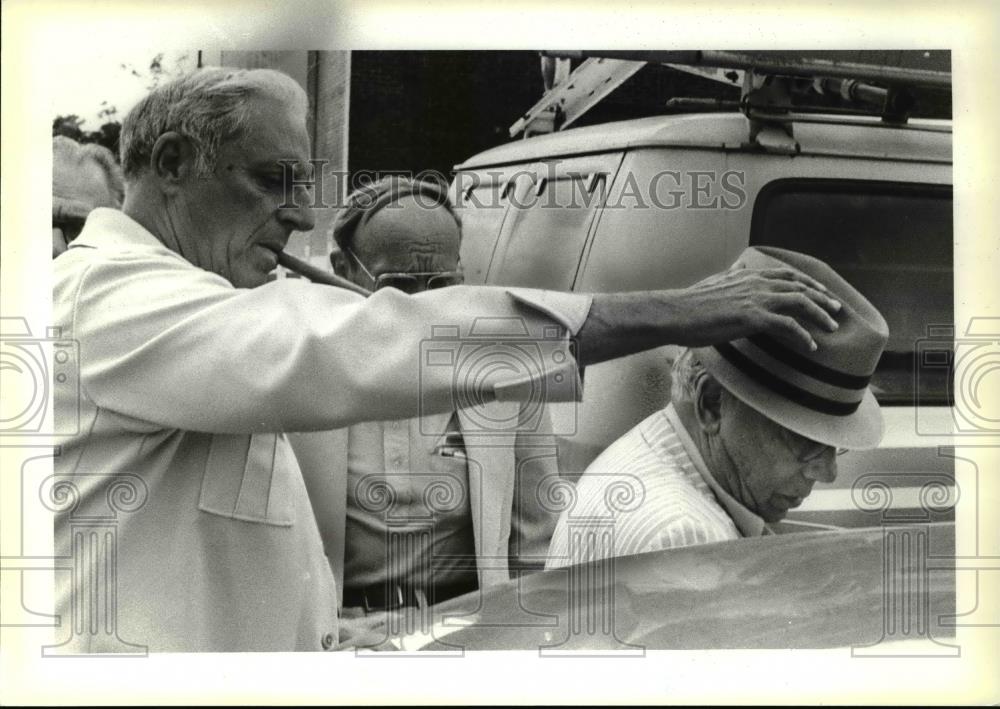 1979 Press Photo Dr. Oscar A. Rosen Placed in Patrol Car by Sgt. Robert Clifton - Historic Images