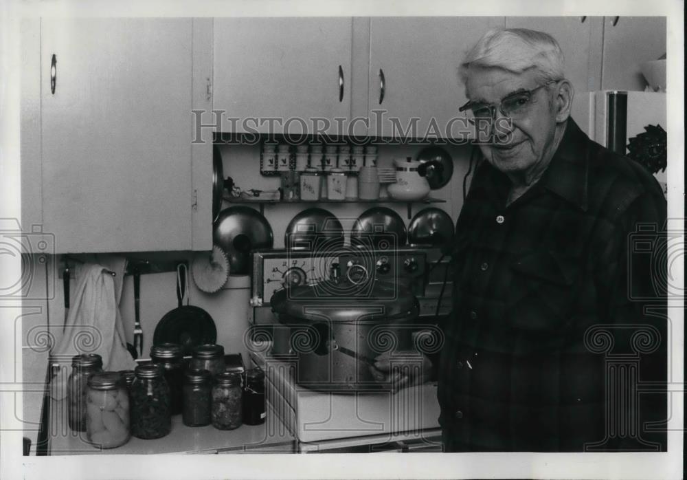 1975 Press Photo Joe Houseman with samples of his work family canning - ora42545 - Historic Images