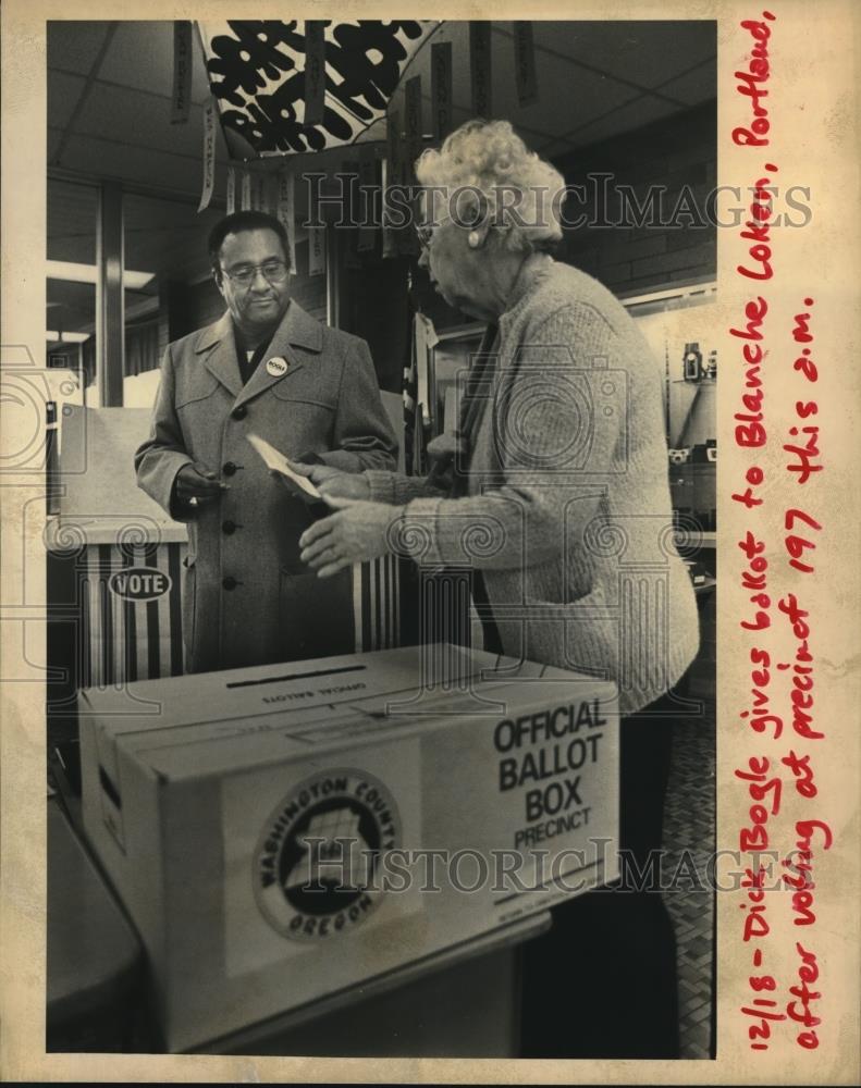 1984 Press Photo Dick Bogle gives ballot to Blanche Loken - ora02950 - Historic Images