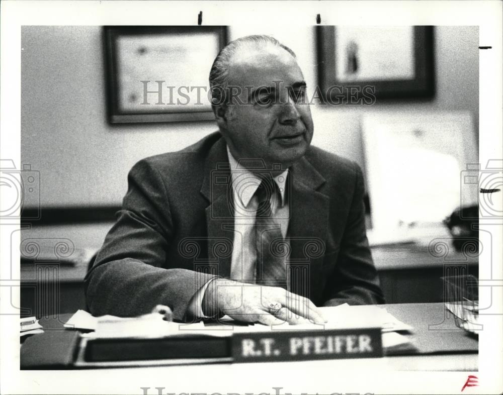 1985 Press Photo Richard Pfeifer, principal Glenville High - Historic Images