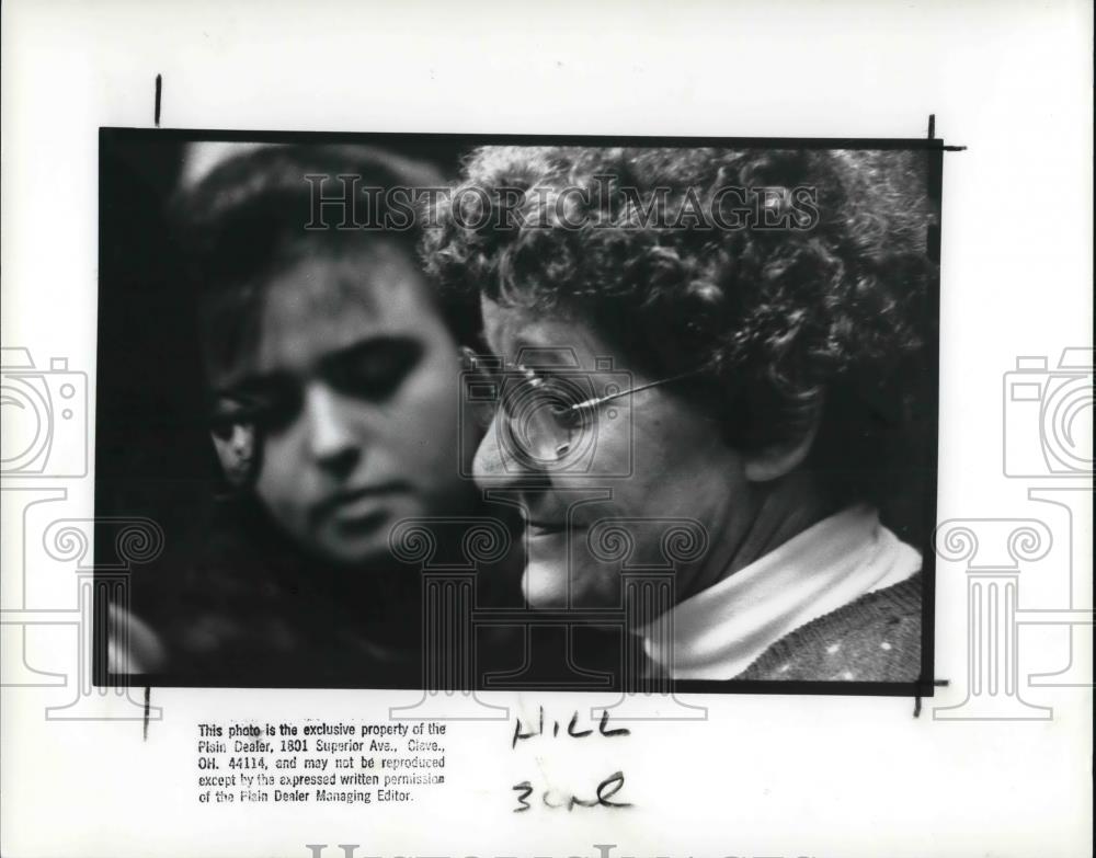 1980 Press Photo Daughter Julie and widow Mary Lesko at the death Sentencing - Historic Images