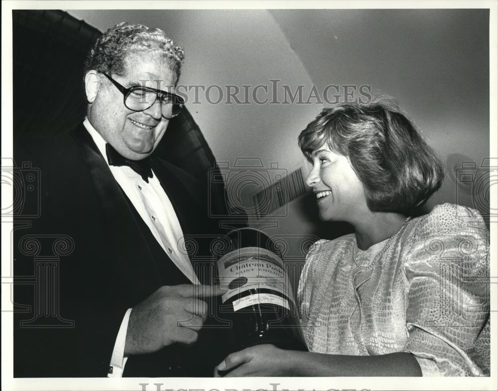 1985 Press Photo Wine Auctioneer Pat O&#39;Brien and Sandra Earl - Historic Images