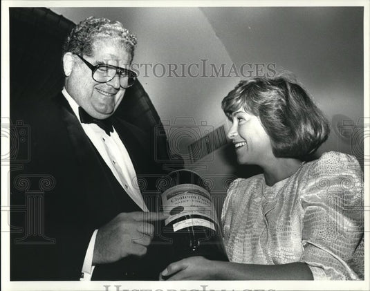 1985 Press Photo Wine Auctioneer Pat O'Brien and Sandra Earl - Historic Images