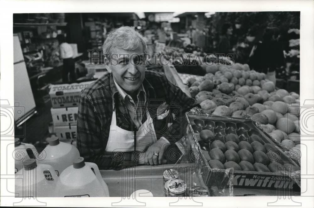 1978 Press Photo Jasper Giannini, owner of Jasper&#39;s Fruit Stand, Yamhill market - Historic Images