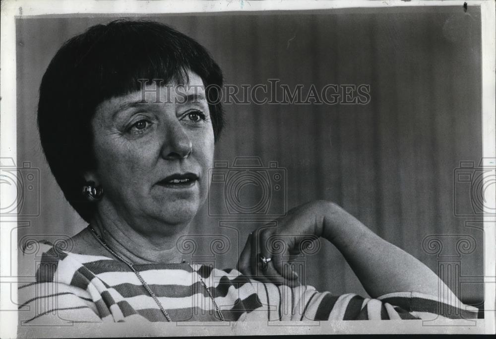 1977 Press Photo Linda Kaeser, an engineer who is apt to be up to her elbows - Historic Images