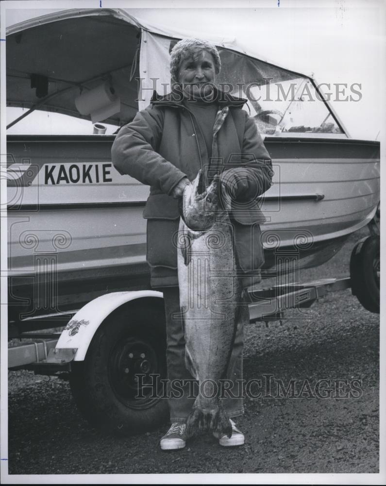 1987 Press Photo Inez Larsen of Warren shows off a 34 pound spring chinook - Historic Images