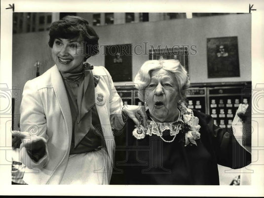 1984 Press Photo Police Museum director Florence Schwein and Clara Peller - Historic Images