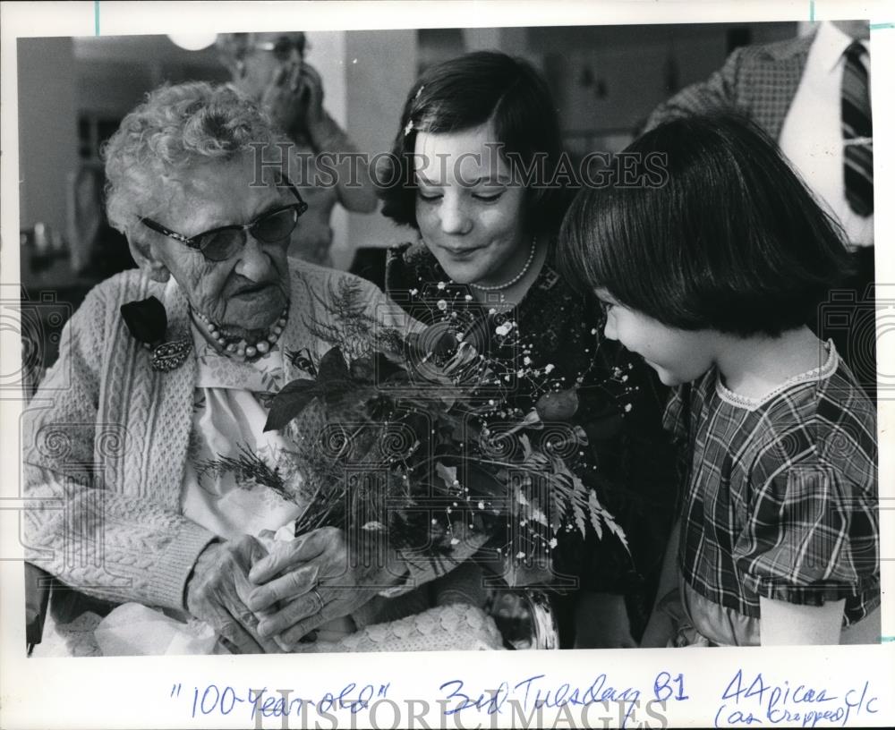 1978 Press Photo Theresa Guittard Visited At Her Home By Great Grandchildren - Historic Images