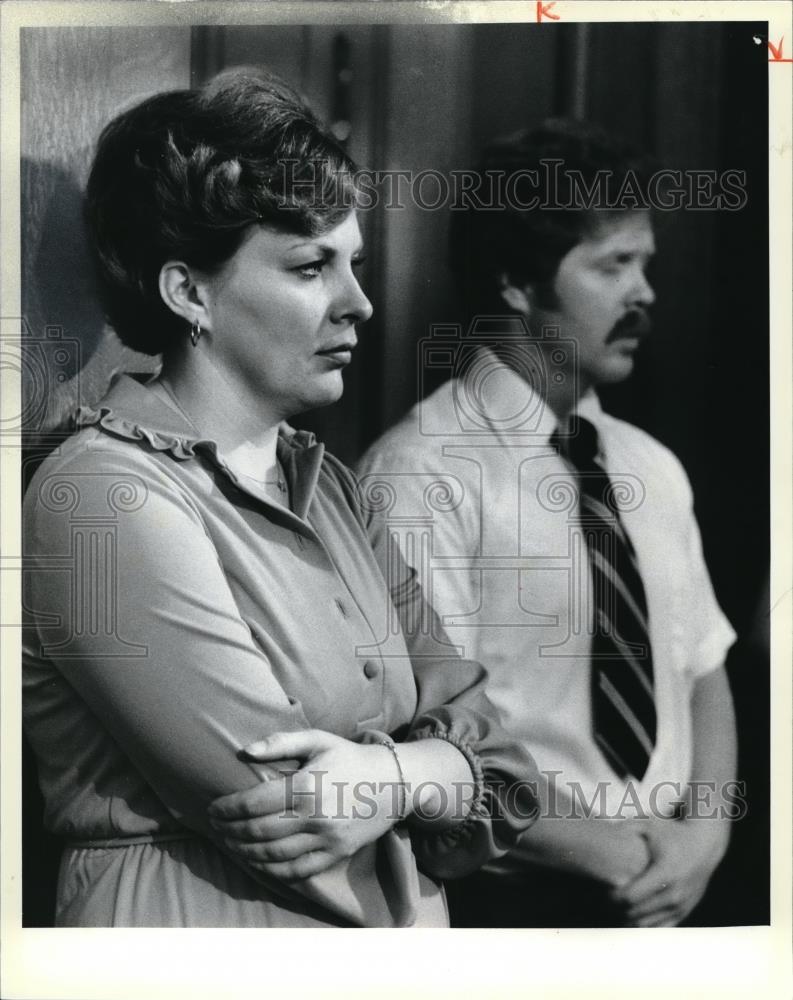 1979 Press Photo Mary Medvicil Cleveland Fin Director listen to Kucinuk - Historic Images