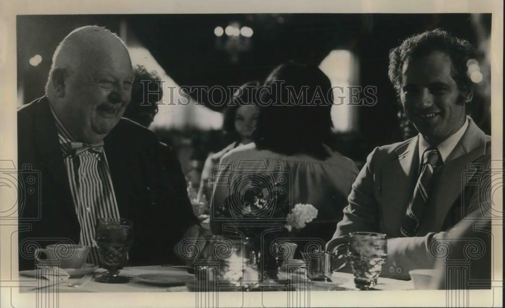 1974 Press Photo James Beard and Mayor Goldschmidt having ham and eggs - Historic Images