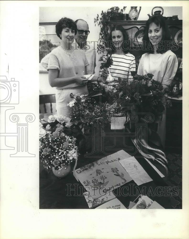 1984 Press Photo Stephanie Director with her family at their Lake Oswego home - Historic Images